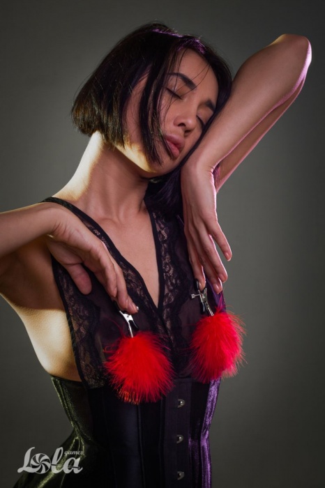 Зажимы на соски с красным пухом Euphoric - Lola Games - купить с доставкой в Йошкар-Оле