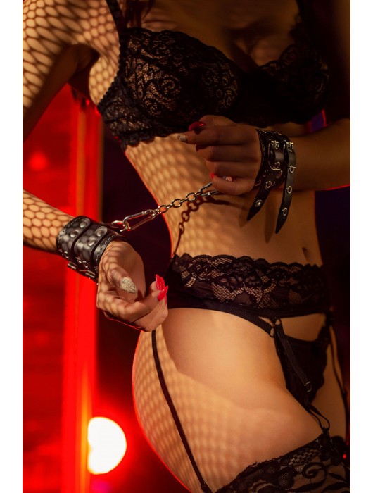 Черные кожаные наручники с двумя ремнями и красной подкладкой - Pecado - купить с доставкой в Йошкар-Оле